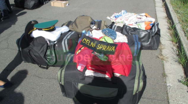 Cestující z Polska převážela v autobuse tisíce cigaret bez platných kolků