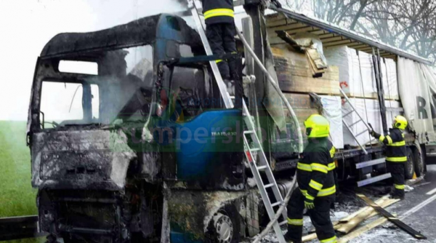Dopravu na Mohelnicku omezil hořící kamion