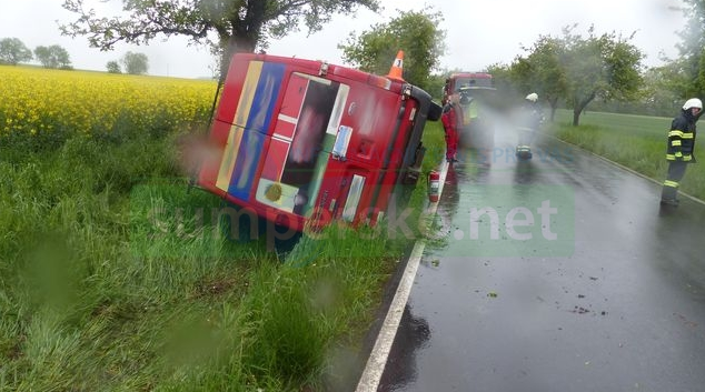 Nákladní vozidlo na Jesenicko najelo na nezpevněnou krajnici