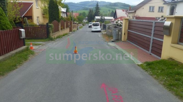 Dítě vyběhlo ze zahrady a narazilo do projíždějícího auta