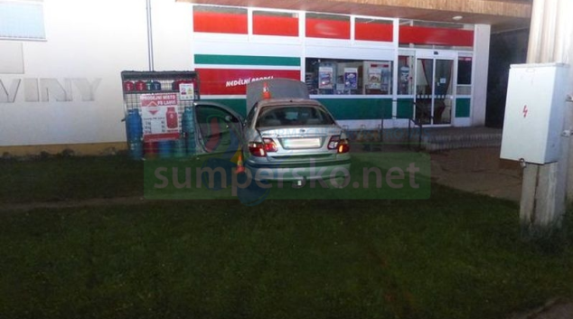 Motorista v Javorníku čelně narazil do obchodu s potravinami