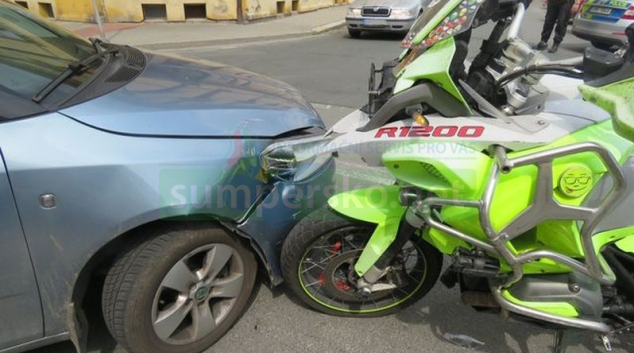 Řidička v Šumperku přehlédla motorkáře