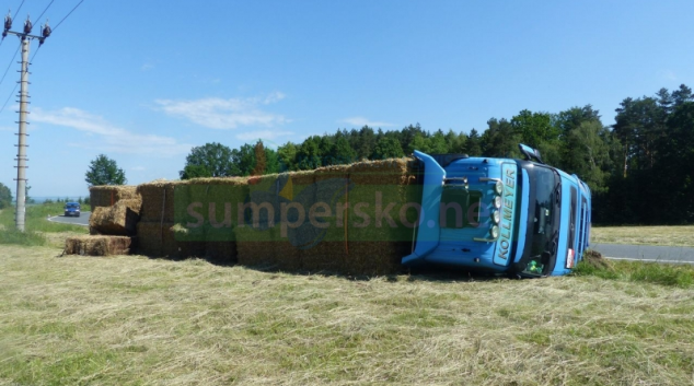 Na Jesenicku se nákladní souprava převrátila na bok