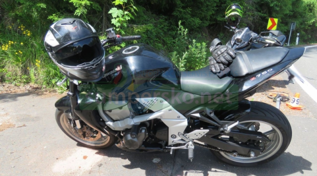 Vážné nehody motorkáře na silnici i cyklisty při závodech