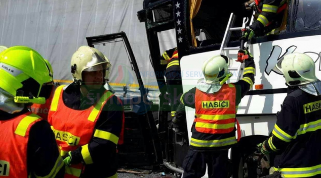 Vážná dopravní nehoda uzavřela na několik hodin dálnici D35