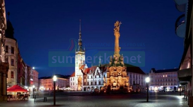 Cizinec vyšplhal na sloup Nejsvětější trojice