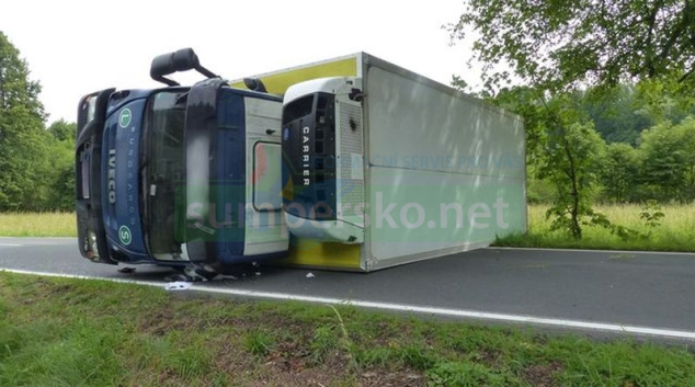 Kamion na Jesenicku najel na nezpevněnou krajnici