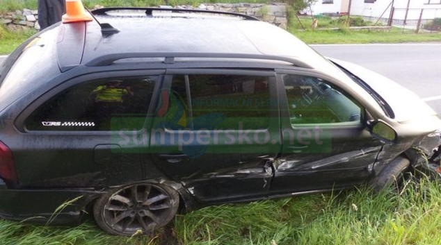 Mladá žena bez „řidičáku“ usedla na Jesenicku za volant a havarovala