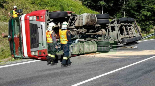 Kamion se dřevem omezil dopravu na Červenohorském sedle