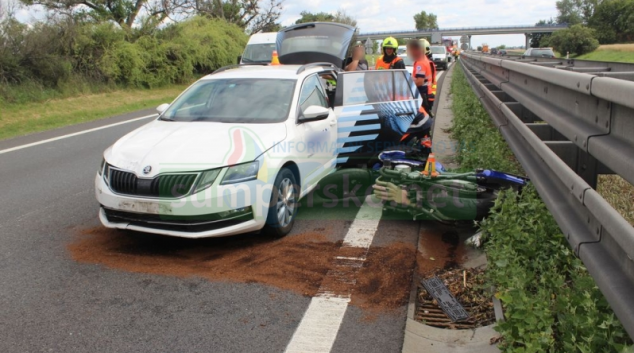 Řidič na dálnici usnul a zezadu narazil do motorkáře