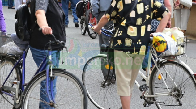 Zloděj kabelku seniorce v Mohelnici vytáhl z košíku jízdního kola