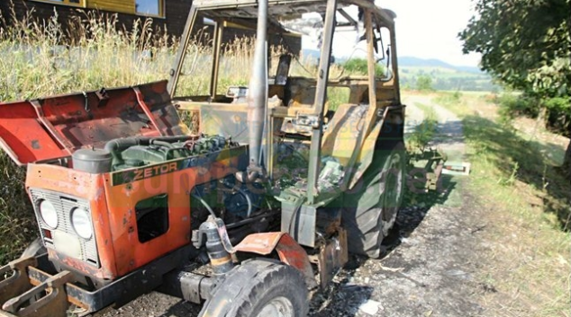 Vandal zapálil traktor na Hanušovicku