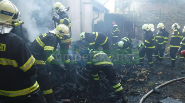 V Hrabové hořel rodinný dům a přístavby