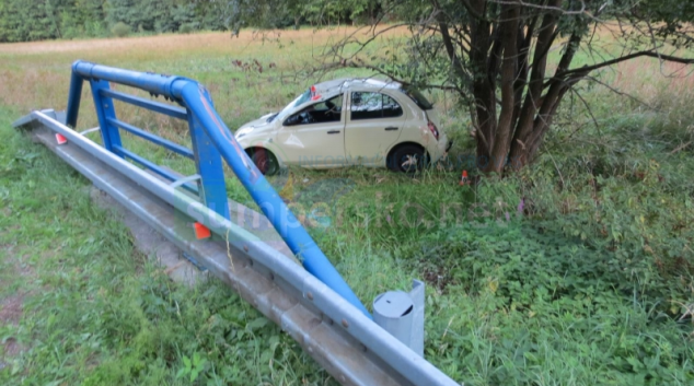 Řidič u Nemile se nevěnoval řízení