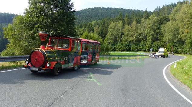 Motorkář na Jesenicku přejel do protisměru a narazil do turistického vláčku