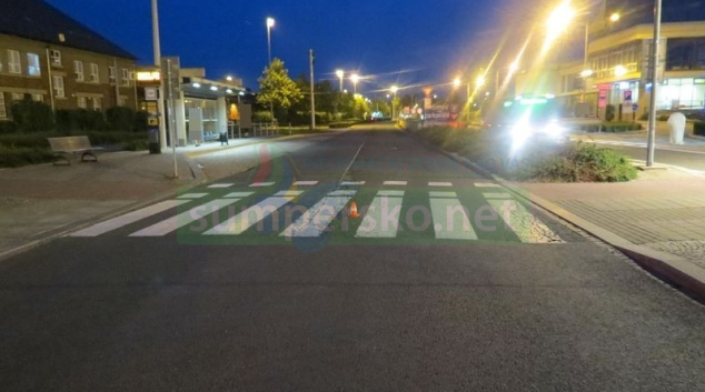 Cyklista ve velké rychlosti přejel přechod těsně před autobusem