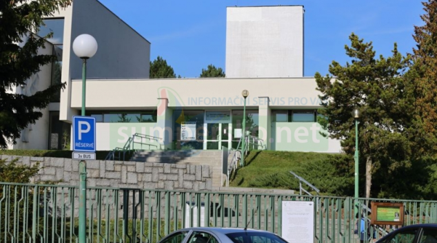 Zloděj kradl na parkovišti před šumperským krematoriem