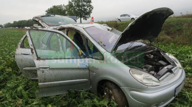 Řidička u Libivé dostala smyk na mokré vozovce