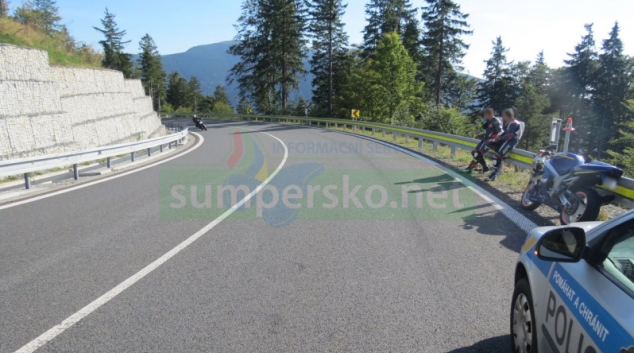 Na Červenohorském sedle se vážně zranil motorkář