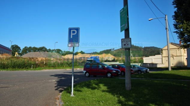 Parkoviště u šumperského hřbitova je pouze pro vozidla do 3,5 tuny