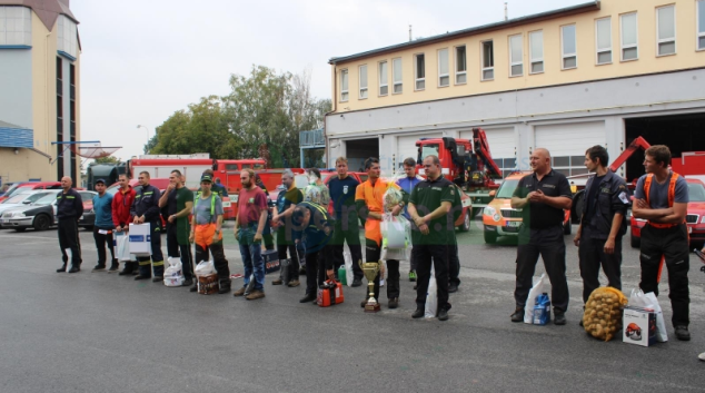 Hasiči soutěžili s motorovou pilou