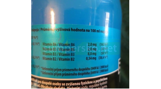 Energetický nápoj téměř bez deklarovaných vitamínů