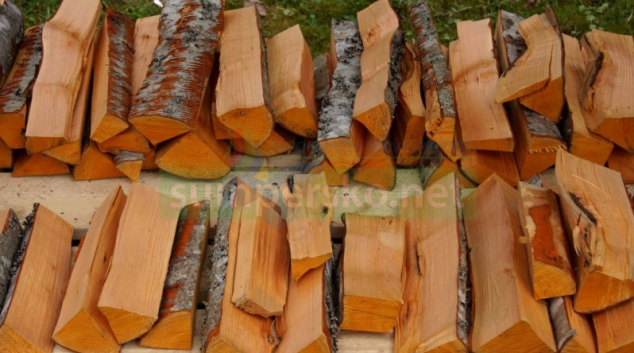 Při nákupu dřeva před zimou si zkontrolujte hlavně cenu