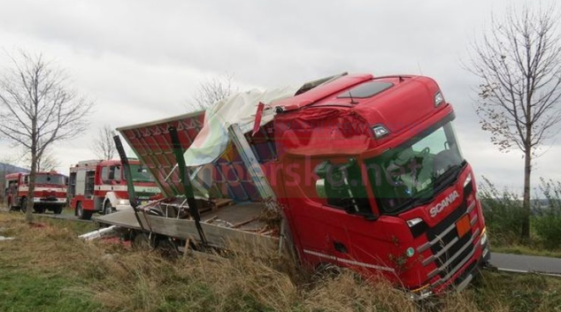 Nákladní vozidlo na Jesenicku najelo na nezpevněnou krajnici