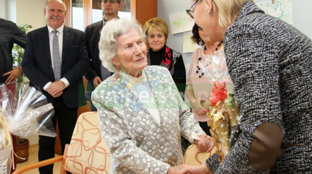 „Věřím na léčbu pohybem,“ říká stoletá Jarmila Drábková