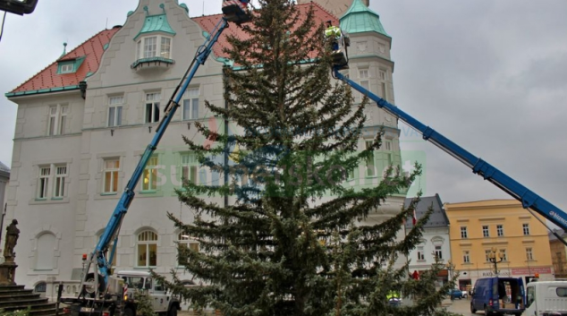 FOTO: Začalo zdobení vánočního stromu v Šumperku