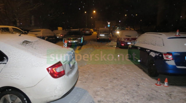 Motorista v Šumperku při „zaparkování“ poškodil stojící auta