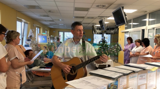 Primář s kolektivem zdravotníků zpříjemnil vánoční atmosféru malým pacientům