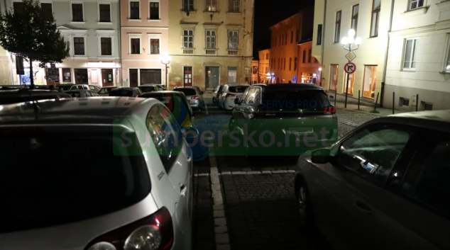 Vandal poškodil zaparkovaná vozidla v Šumperku
