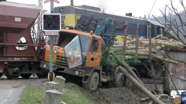 V loňském roce více nehod na drahách, usmrcených i zraněných