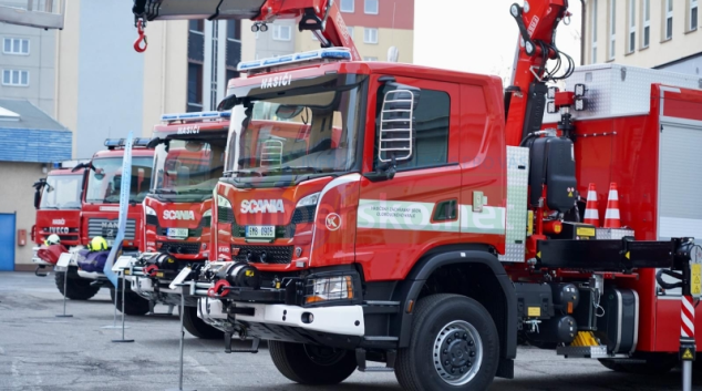 Profesionální a dobrovolní hasiči převzali novou techniku