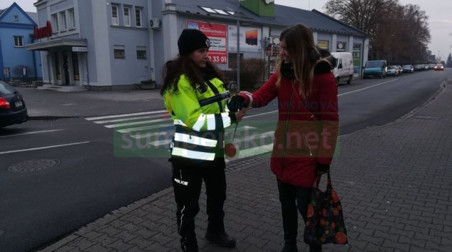 Policisté na Šumpersku upozorňovali chodce na rizika a nebezpečí v silničním provozu