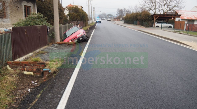 Podnapilému řidiči v Dolních Studénkách nestačila silnice