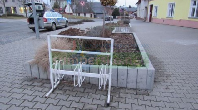 Od odhozené zápalky hořely rostliny na náměstí v Mohelnici