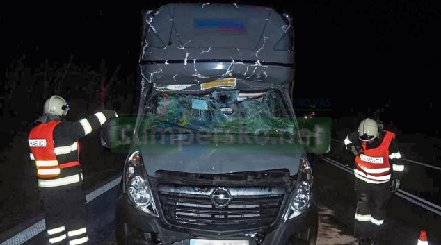 Řidič čelně narazil do před ním jedoucího návěsu