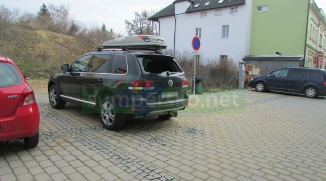 Poškozená zaparkovaná vozidla v centru Šumperka