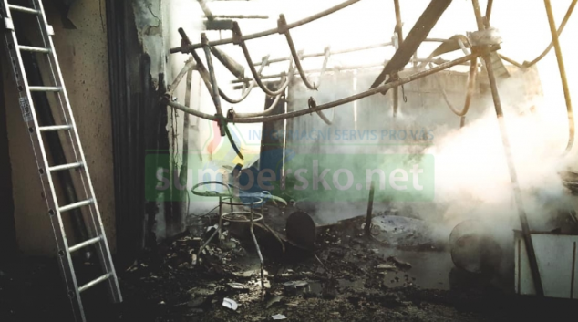 V Litovli hořel přístřešek u rodinného domu