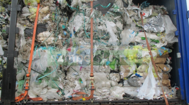 Celnici v kraji zabránili nelegální přepravě 70 tun odpadů