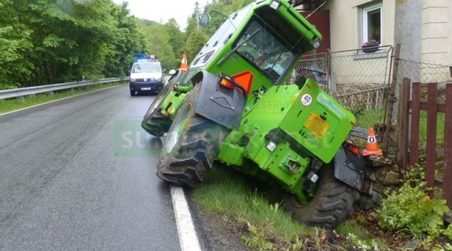 Silnici na Jesenicku dočasně uzavřel převrácený stroj