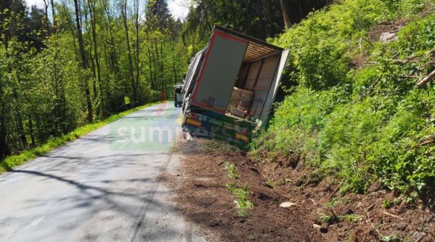 Po najetí na nezpevněnou krajnici skončil řidič s tahačem v příkopu