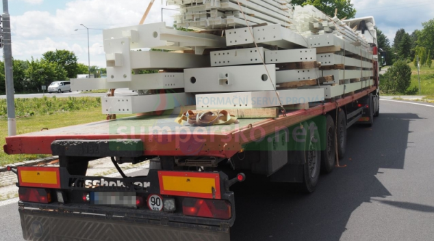 Při průjezdu Šumperkem se řidiči uvolnil náklad