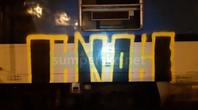 Vandal posprejoval pantograf