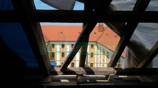 FOTO. Rozsáhlá rekonstrukce střechy olomouckého muzea pokračuje