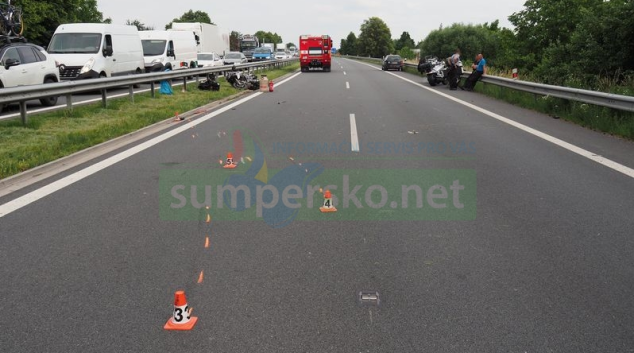 Řidič při předjíždění přehlédl, že ho předjíždí motorkář