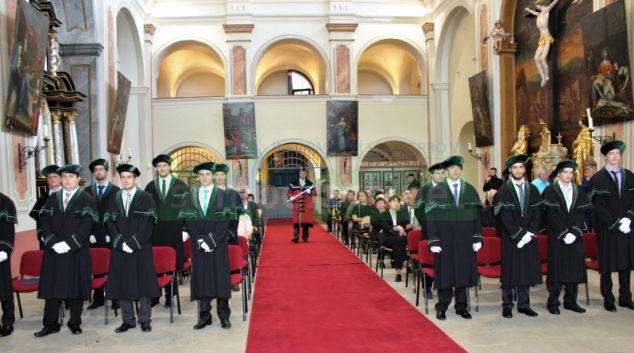 V Šumperku promovalo patnáct bakalářů