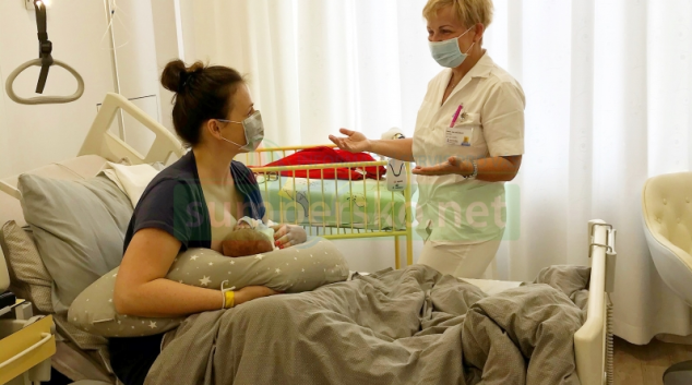 Maminky mohou být se svým miminkem doma již pár hodin po porodu